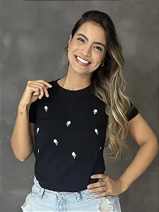 T-SHIRT BORDADA - FLORZINHAS - PRETA