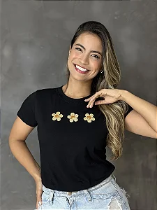 T-SHIRT BORDADA - 3 FLORES - PRETA