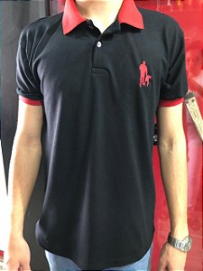 CAMISETA GOLA POLO PRETA COM VERMELHO CAÇADOR