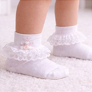 Meia Infantil com Renda, Rococó e Bordado Feito a Mão