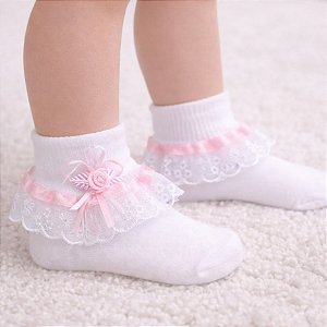 Meia infantil com Renda, Bordado Inglês e Aplicações Artesanais