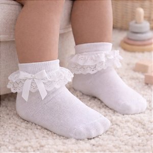 Meia Infantil com Renda e Aplicações Artesanais