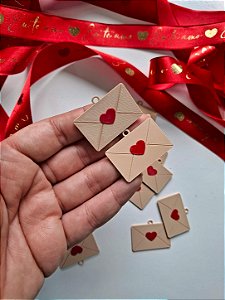 20un Pingente ENVELOPINHO - Bege e vermelho - Dia dos Namorados