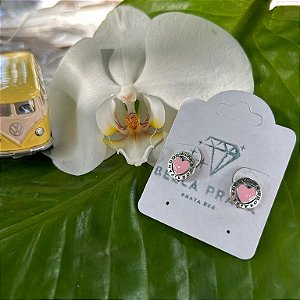 BRINCO INSPIRAÇÃO REDONDO COM CORAÇÃO ESMALTADO ROSA CLARO