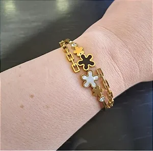 BRACELETE DOURADO AÇO INOX FLOR BRANCA E PRETA