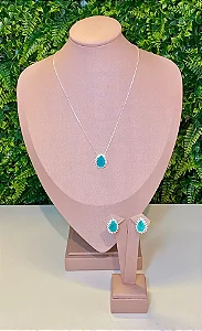 CONJUNTO PRATEADO COLAR E BRINCO GOTA VERDE CRAVEJADA