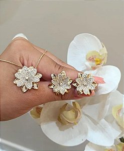 CONJUNTO DOURADO COLAR E BRINCOS FLOR CRAVEJADA