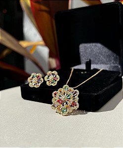 CONJUNTO DOURADO COLAR E BRINCOS FLOR CRAVEJADA COM ZIRCÔNIAS COLORS