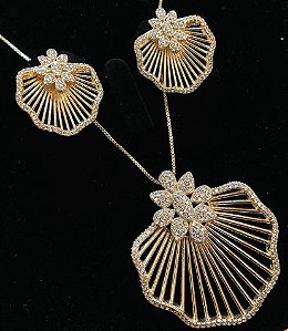 CONJUNTO DOURADO COLAR E BRINCO CONCHA CRAVEJADA