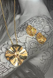 CONJUNTO DOURADO COLAR E BRINCOS FLOR COM ZIRCÔNIA SALMÃO