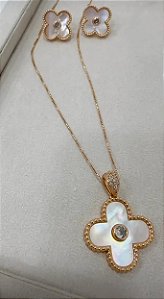 CONJUNTO DOURADO COLAR E BRINCO VAN CLEEF MADRE PÉROLA