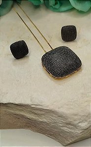 CONJUNTO DOURADO COLAR E BRINCOS QUADRADOS COM MICRO ESFERAS PRETAS