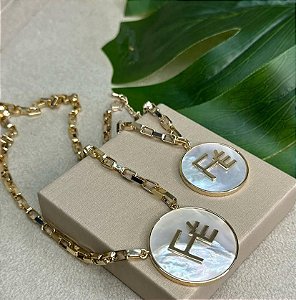 PULSEIRA DOURADA "FÉ" COM MADRE PÉROLA