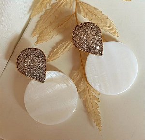 BRINCO DOURADO CRAVEJADO COM DETALHE BRANCO