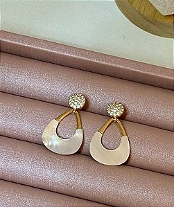 BRINCO DOURADO PENDENTE MADRE PÉROLA