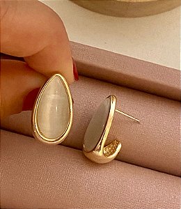 BRINCO DOURADO OLHO DE GATO GOTA JOTA