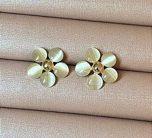 BRINCO DOURADO FLOR OLHO DE GATO