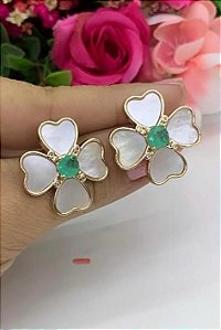 BRINCO DOURADO FLOR MADRE PÉROLA COM ZIRCÔNIA VERDE