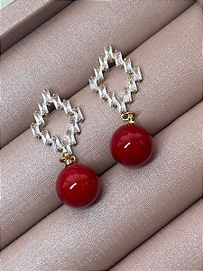 BRINCO DOURADO ESFERA VERMELHA COM ZIRCÔNIAS