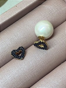 BRINCO DOURADO CORAÇÃO CRAVEJADO COM PÉROLA