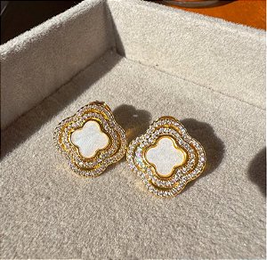 BRINCO DOURADO TREVO COM CRAVEJADO