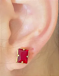 BRINCO DOURADO QUADRADO VERMELHO