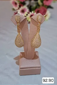 Brinco dourado gota cravejada