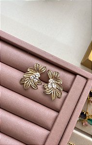 BRINCO DOURADO FOLHA COM ZIRNCÔNIAS