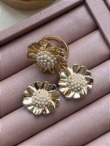 CONJUNTO DOURADO ANEL E BRINCOS FLOR COM PÉROLAS