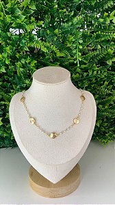 COLAR DOURADO COM PERÒLAS E MEDALHAS COM AUTORELEVO
