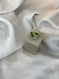 ANEL DOURADO COM PEDRAS VERDES CARVEJADO