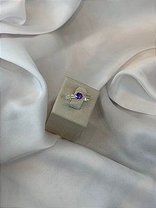 ANEL DE FORMATURA CRAVEJADO COM PEDRA ROXA