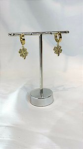 BRINCO TREVO CRAVEJADO DOURADO AÇO