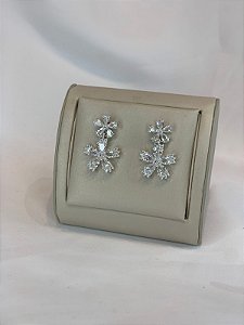 BRINCO FLOR DUPLA CRAVEJADA CRISTAL