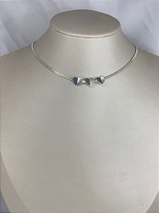 CHOKER PRATA COM TRÊS CORAÇÕES