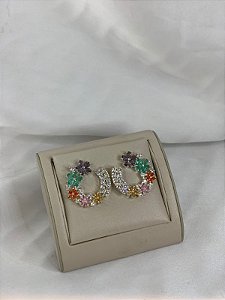 BRINCO COM FLORES COLORIDAS CRAVEJADO PRATA