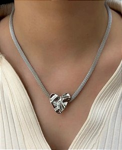 COLAR MALHA DE RABO DE RATO COM UM PINGENTE DE CORAÇÃO PRATA