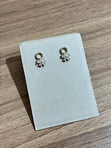 BRINCO FLOR COM ZIRCONIAS OURO