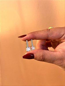 Brinco fixo cravejado com ponto de luz quadrado ouro