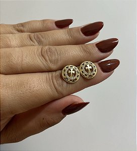 Brinco mandala P com crucifixo ouro