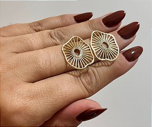 Brinco riscas vazadas ouro