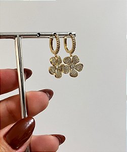 BRINCO ARGOLA CLIC E FLOR CRAVEJADA OURO