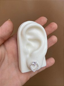 Brinco coração vazado com coração prata