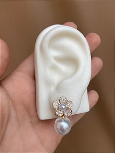 Brinco flor cravejada e perola ouro