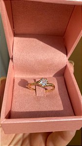 ANEL SOLITÁRIO CRAVEJADO TORCIDO