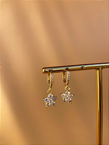 Brinco argolinha com flor cravejada ouro