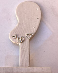 TRIO DE BRINCOS CORAÇÕES CRAVEJADOS COM CRUZ