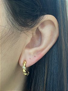 BRINCO ORGÂNICO ARGOLA TRANÇADA COM UM GOMO CRAVEJADO