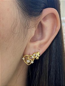 BRINCO DUO CORAÇÃO MARTELADO E VAZADO COM PONTO DE ZIRCÔNIAS