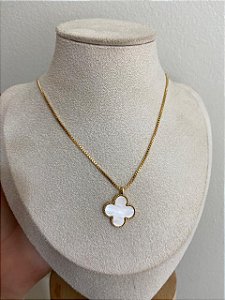 COLAR DOURADO TREVO MADREPEROLA